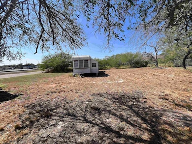 615 Railroad Ave, Benavides, TX 78341 - photo 3