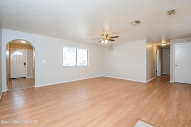 017-photo-living-room-13049251