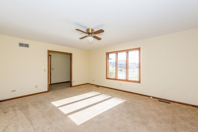 3408 Meadow Crest Cir, Gurnee, IL 60031 - photo 5