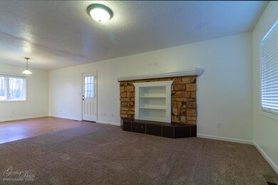 002 Sitting Room 01