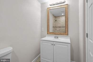 121 Goldengate Rd, Levittown, PA 19057 - photo 6