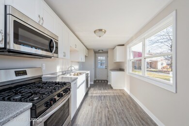 130 Toro Cir, Carpentersville, IL 60110 - photo 2