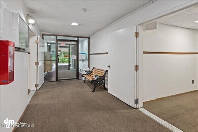 06-Apartment Lobby_SLS_-3434