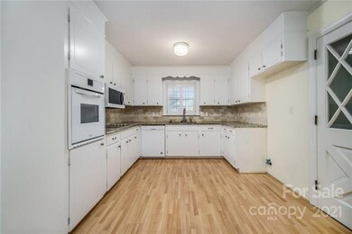 249 Edgewood Dr, Statesville, NC 28625 - photo 4