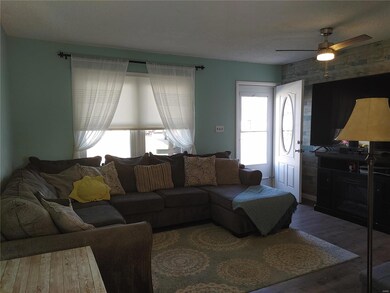 SPACIOUS LIVING ROOM