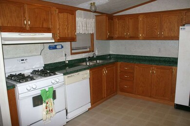 33 Fullam Cir unit 33, Allenstown, NH 03275 - photo 2