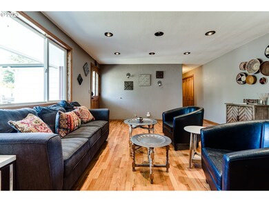 Living Room/Entrance