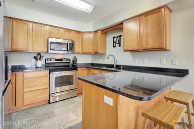 Kitchen w/ eat-at bar
