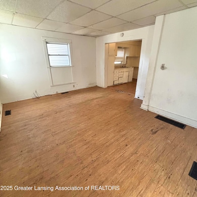 515 Jason Ct, Lansing, MI 48910 - photo 2