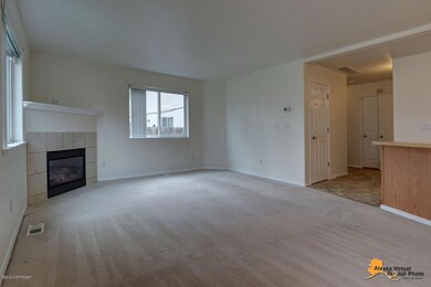 Livingroom w/foreplace