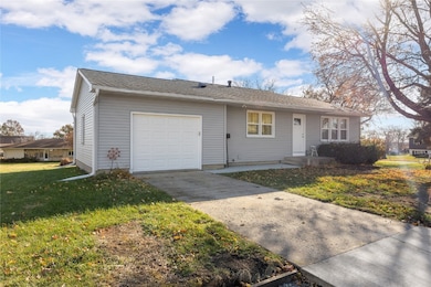 917 Elm St, Williamsburg, IA 52361 - photo 2