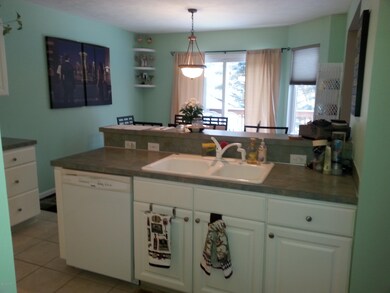 Kitchen with snack bar