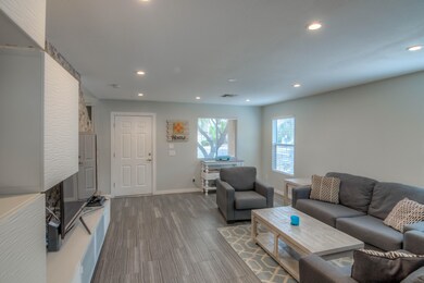 7 Living Room photo c