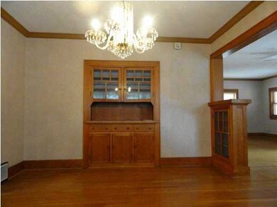 DINING ROOM W/GLASS CHANDELIER