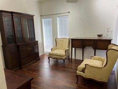A second living area, or dining area with windows 