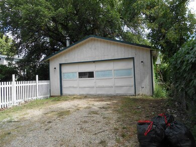 Alley View of Garage<|><|>