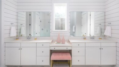 Calhoun Owners Bath