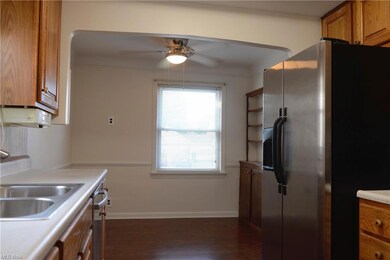 Kitchen w/ dinette