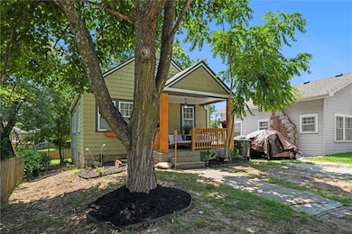 1213 Spruce St, Leavenworth, KS 66048 - photo 4