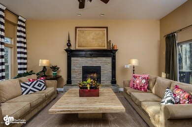 3378 S Charming Valley Loop-large-005-Li