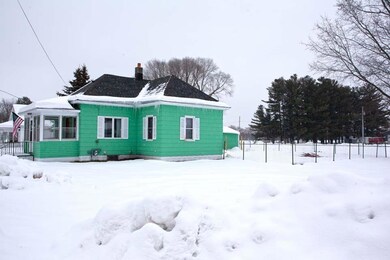 466 Main Rt side and back yard.jpg