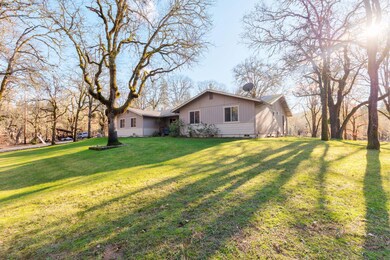 715 Catalpa Dr, Grants Pass, OR 97526 - photo 2