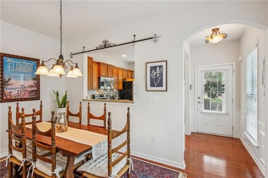 Beautiful Arch entrance/open in kitchen to pass di