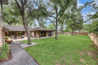 1401 Huge Oaks St, Houston, TX 77055 - photo 3