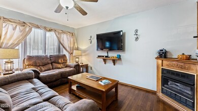Family Room-009-011-1920x1080