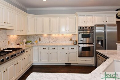 Gas stove, double oven, and plenty of cabinet spac