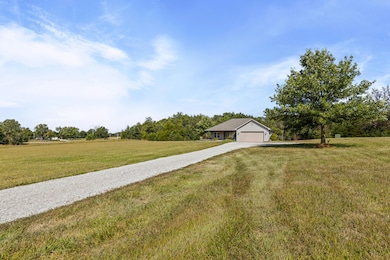 9575 E Shelly Ln, Centralia, MO 65240 - photo 7