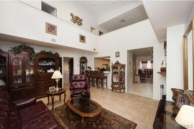 Living Room with Sky Lights and High Ceilings - Un