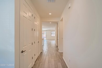 4-898627102-06 Foyer