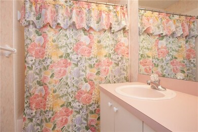 Guest Bath with Tub/Shower Combination