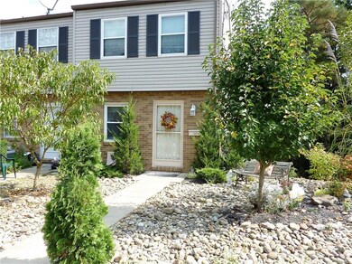 Nice End-Unit Provides Extra Privacy and Space