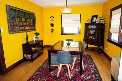 Bright & spacious dining room