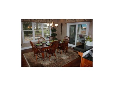 Breakfast room opens to screened porch and flagsto