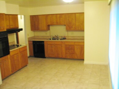 BIG Eat-In Kitchen incl ALL APPLIANCES