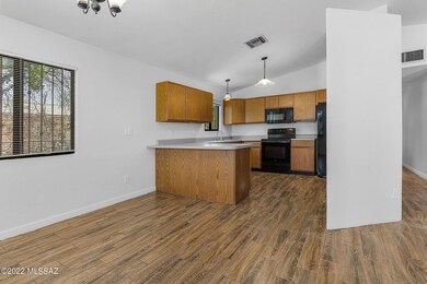 Kitchen & Dining