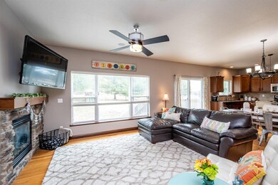 2917 Caspian Rd, Hiawatha, IA 52233 - photo 6