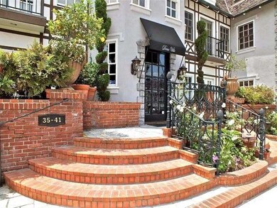Impressive entry to 35 Coronado