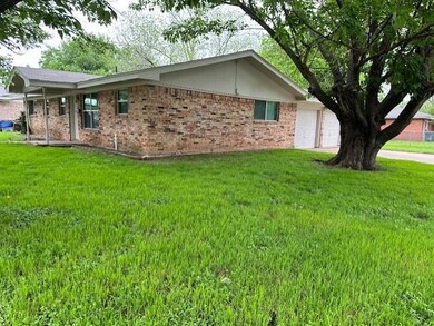 811 Poindexter Ave, Cleburne, TX 76033 - photo 2