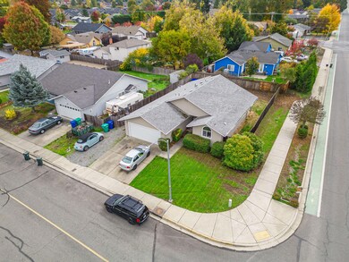 2853 Galaxy Way, Grants Pass, OR 97527 - photo 3