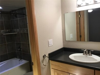 Nothing to do here... Move in ready master bathroo