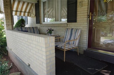 Covered Front Porch!