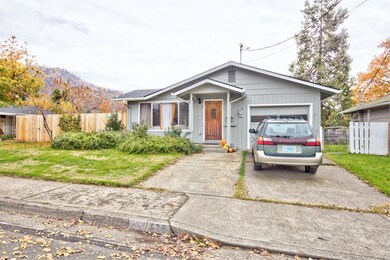 435 NE 11th St, Grants Pass, OR 97526 - photo 2