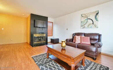 (5) LIVING ROOM