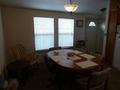 271 N 10th St, Central Point, OR 97502 - photo 5