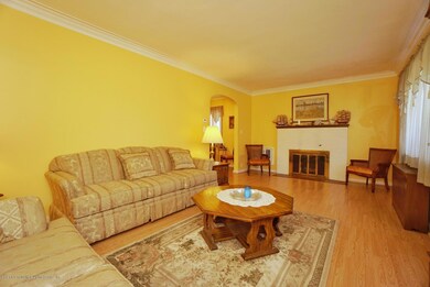 (5) LIVING ROOM