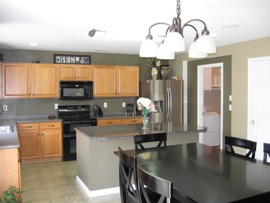 403 Glenmore eat-in kitchen